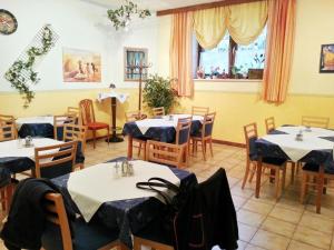 a restaurant with tables and chairs in a room at Gasthof Dürregger in Leiben