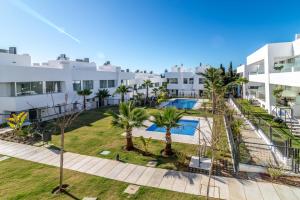 einen Luftblick auf ein Resort mit einem Pool und Palmen in der Unterkunft VACATION MARBELLA I Casa Isabel, Private Pool, Luxury Condo, Top Location in Marbella