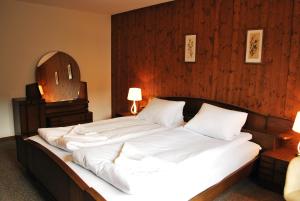 Rúm í herbergi á Rooms with Private bathrooms