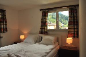 Rúm í herbergi á Rooms with Private bathrooms