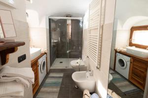 A bathroom at C'era una Volta
