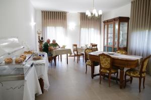 um grupo de pessoas sentadas em mesas em um restaurante em La casa di Gio’ em Laurenzana