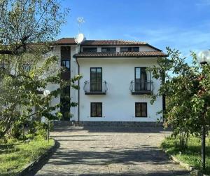 um edifício branco com duas varandas em La casa di Gio’ em Laurenzana