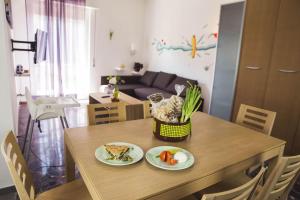 a dining room table with two plates of food on it at Un letto a Gaeta - Appartamento a Serapo via Bologna in Gaeta