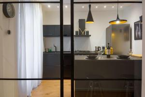 kuchnia z blatem i lodówką w obiekcie Parlamento Apartment - Esclusivo 120mq centro storico Palermo w mieście Palermo +17 zdjęć