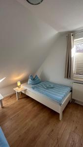 a small bedroom with a bed and a window at Ferienwohnung "Am Walde" in Lubmin