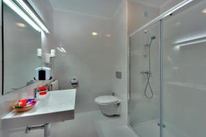 a bathroom with a shower and a sink and a toilet at Zodiaco in Quarteira