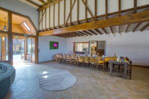 ein großes Zimmer mit Tischen und Stühlen in einem Gebäude in der Unterkunft So Villa Gite passe vite in Vivoin