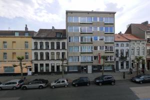 un grupo de coches estacionados frente a un edificio en Budget Flats Antwerp, en Amberes