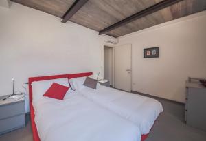 2 łóżka w pokoju z białymi i czerwonymi poduszkami w obiekcie Apartments Florence Pepi attic we Florencji