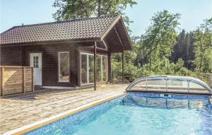 Poolen vid eller i närheten av Cozy Home In Dalsjfors With Outdoor Swimming Pool