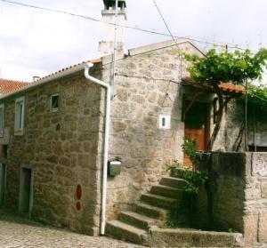 ein Steinhaus mit einer Treppe, die hinauf führt in der Unterkunft Casas do Durão-Memories House in Lajeosa