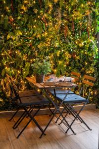 un tavolo e sedie di fronte a un albero con luci di Natale di Famalu apartments a Napoli