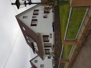 Ferienwohnungen Vörstetten في Vörstetten: منظر علوي لمبنى به نوافذ ونباتات