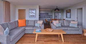 sala de estar con sofá y mesa en The Mole Resort - Lodges en Chittlehamholt