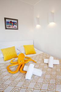um brinquedo laranja em cima de uma cama em Marine Studio by Tyzenhauz em Gdansk