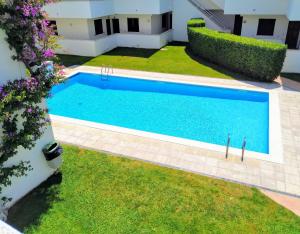 Bazén v ubytovaní VACAY Apartamento Fanny, a pie de playa, en la Costa brava, L'Escala! alebo v jeho blízkosti