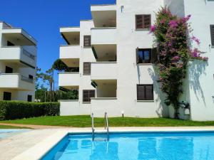 Bazén v ubytovaní VACAY Apartamento Fanny, a pie de playa, en la Costa brava, L'Escala! alebo v jeho blízkosti