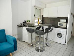kuchnia ze stołem i krzesłami w kuchni w obiekcie Appartement terrasse panoramique Hôpitaux et Facultés w Montpellier +7 zdjęć