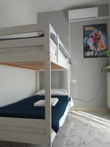 ein Etagenbett in einem Schlafzimmer mit einem Etagenbett in der Unterkunft Casa Nerea - Camere Rooms in Verona