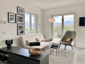 TV a/nebo společenská místnost v ubytování APARTMENT RIVA Lenno