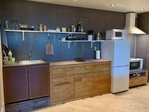 uma cozinha com um frigorífico branco e um micro-ondas em Hybel i underetasje 700m fra strand em Trøgstad
