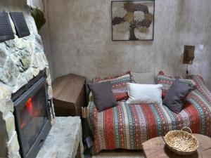 ein Wohnzimmer mit einem Sofa und einem Kamin in der Unterkunft Holiday Home Anka in Gospić