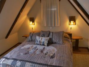ein Schlafzimmer mit einem Bett und zwei Lampen an der Wand in der Unterkunft Holiday Home Anka in Gospić