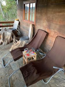 une chambre avec deux chaises et une table dans une cabine dans l'établissement Holiday Home Jela, à Gospić