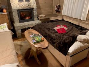 - une chambre avec un lit et une cheminée en pierre dans l'établissement Holiday Home Jela, à Gospić