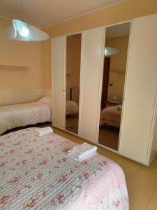 Кровать или кровати в номере Appartamento in villa Virginia