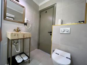 Ванная комната в By Kinyas Hotel +41 фотография