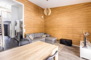 ein Wohnzimmer mit einem Sofa und einem Tisch in der Unterkunft SkyVillas B29 in Kalajoki