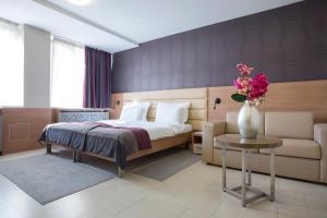 Ліжко або ліжка в номері Hotel Srbija Garden-FREE PARKING