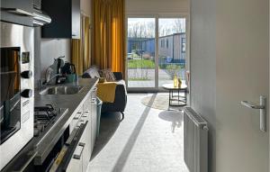 Kuchyň nebo kuchyňský kout v ubytování Nice Home In Scherpenisse With Kitchen
