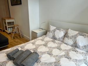 ein Schlafzimmer mit einem Bett mit zwei Kissen darauf in der Unterkunft Fully Equipped Studio in Greenwich - 1 min to Station in London