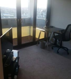 een kantoor met een bureau, een stoel en een raam bij Near Center of Aberdeen with Parking in Aberdeen