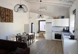 cocina y sala de estar con mesa y sillas en Costa Maresme, Barcelona ,Valentinos House & Pool, en Vilassar de Dalt