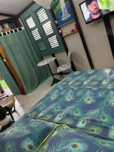 TV a/nebo společenská místnost v ubytování Charmant bungalow avec piscine