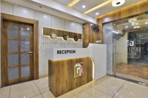 een ontvangstruimte van een winkel met een ontvangstdeur bij Rest Inn Dormitory in Vadodara