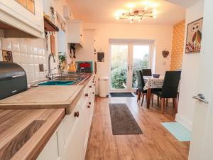 cocina con fregadero y mesa con sillas en Seaside House en Scarborough