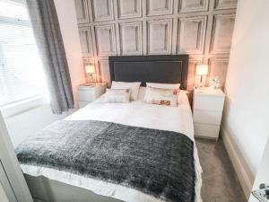1 dormitorio con 1 cama grande y 2 mesitas de noche en Seaside House, en Scarborough