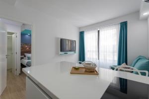 A television and/or entertainment centre at Petit Accommodation Las Canteras Troisième