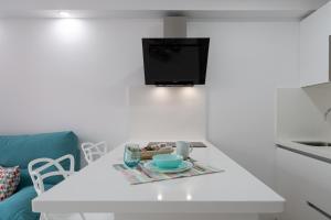 A kitchen or kitchenette at Petit Accommodation Las Canteras Troisième