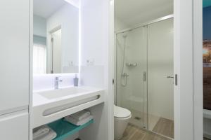 A bathroom at Petit Accommodation Las Canteras Troisième