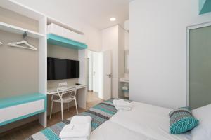 A television and/or entertainment centre at Petit Accommodation Las Canteras Troisième