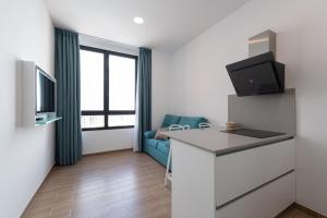 A television and/or entertainment centre at Petit Accommodation Las Canteras Troisième