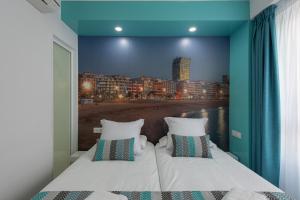 A bed or beds in a room at Petit Accommodation Las Canteras Troisième