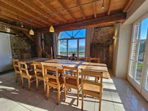 uma sala de jantar com uma grande mesa de madeira e cadeiras em Spacious holiday home in Wallonie with terrace 