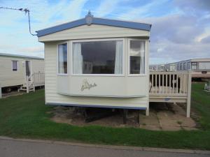 a tiny house with a dog painted on it at 8 Berth on Coastfields (Everglade) in Ingoldmells